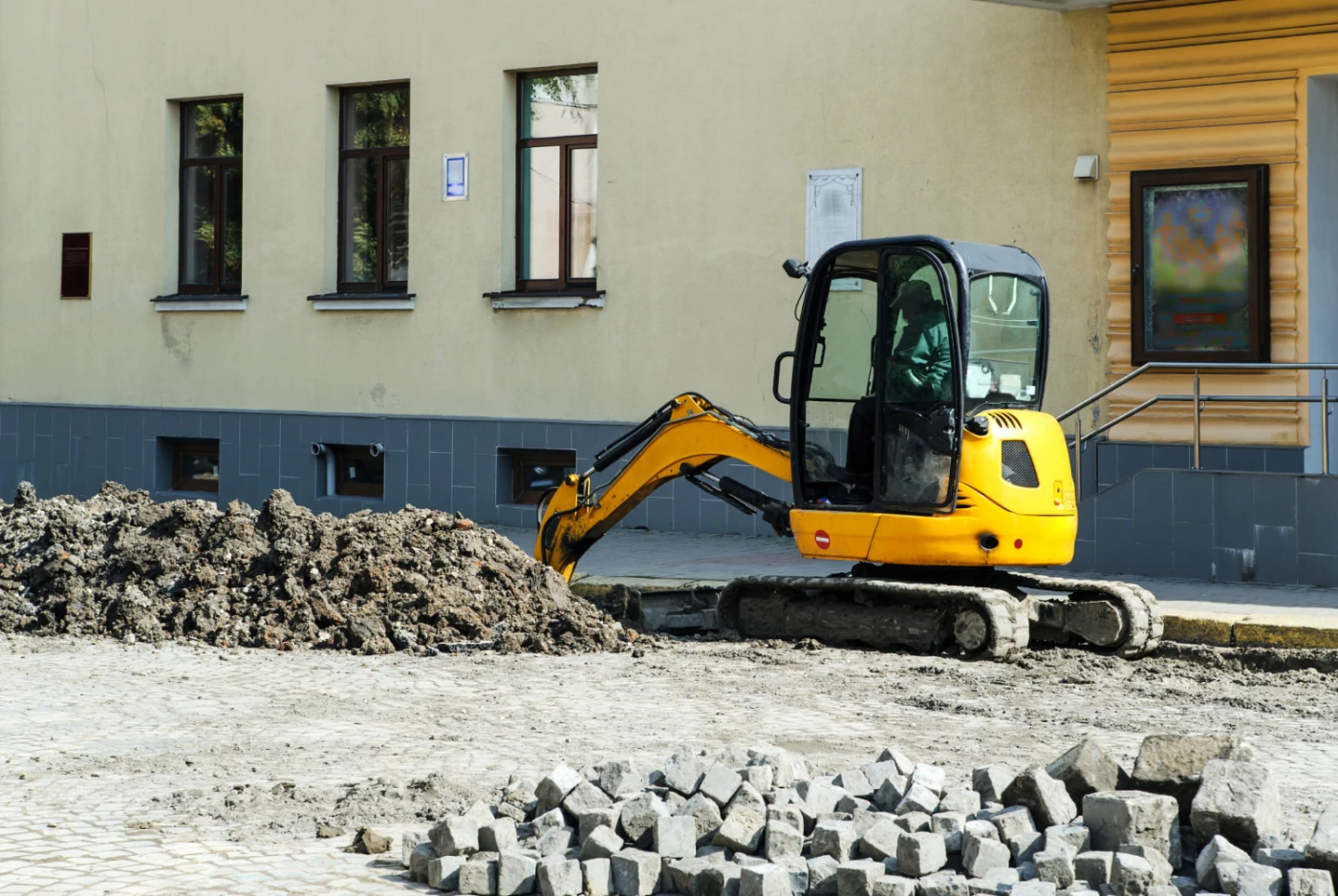 Koparka z wypożyczalni maszyn budowlanych  podczas pracy w mieście Wisła
